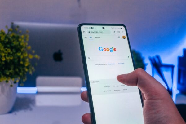 Người dùng tìm kiếm và đặt phòng khách sạn trên smartphone