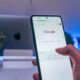 Người dùng tìm kiếm và đặt phòng khách sạn trên smartphone