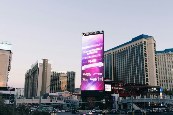 Event-Driven Advertising cho khách sạn, quảng cáo theo sự kiện concert hội chợ