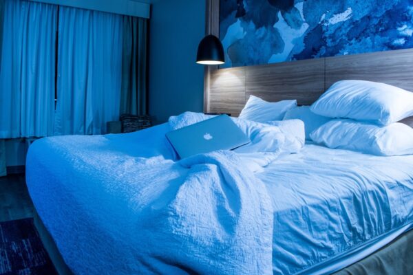 Phòng khách sạn với laptop và dữ liệu doanh thu